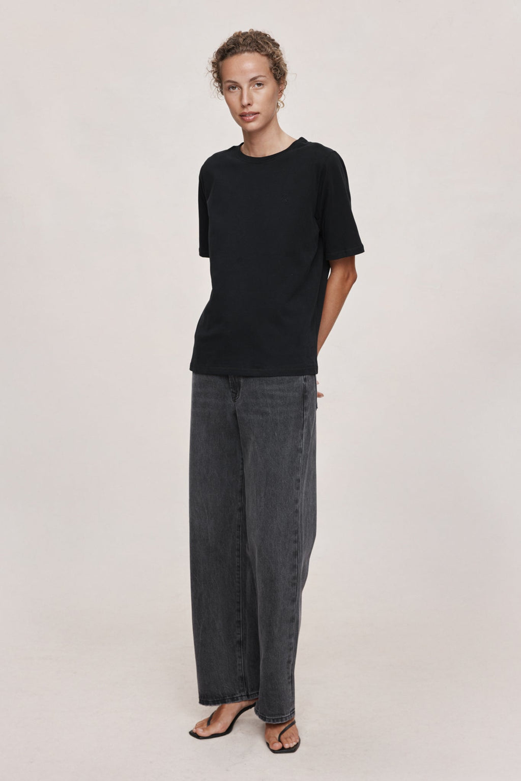 26SS KENNA TEE. - BLACK
