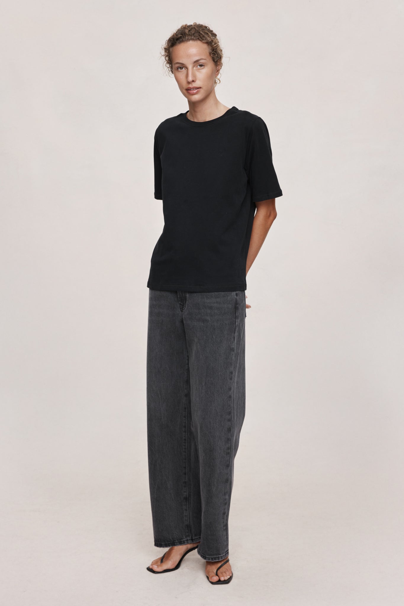 26SS KENNA TEE. - BLACK