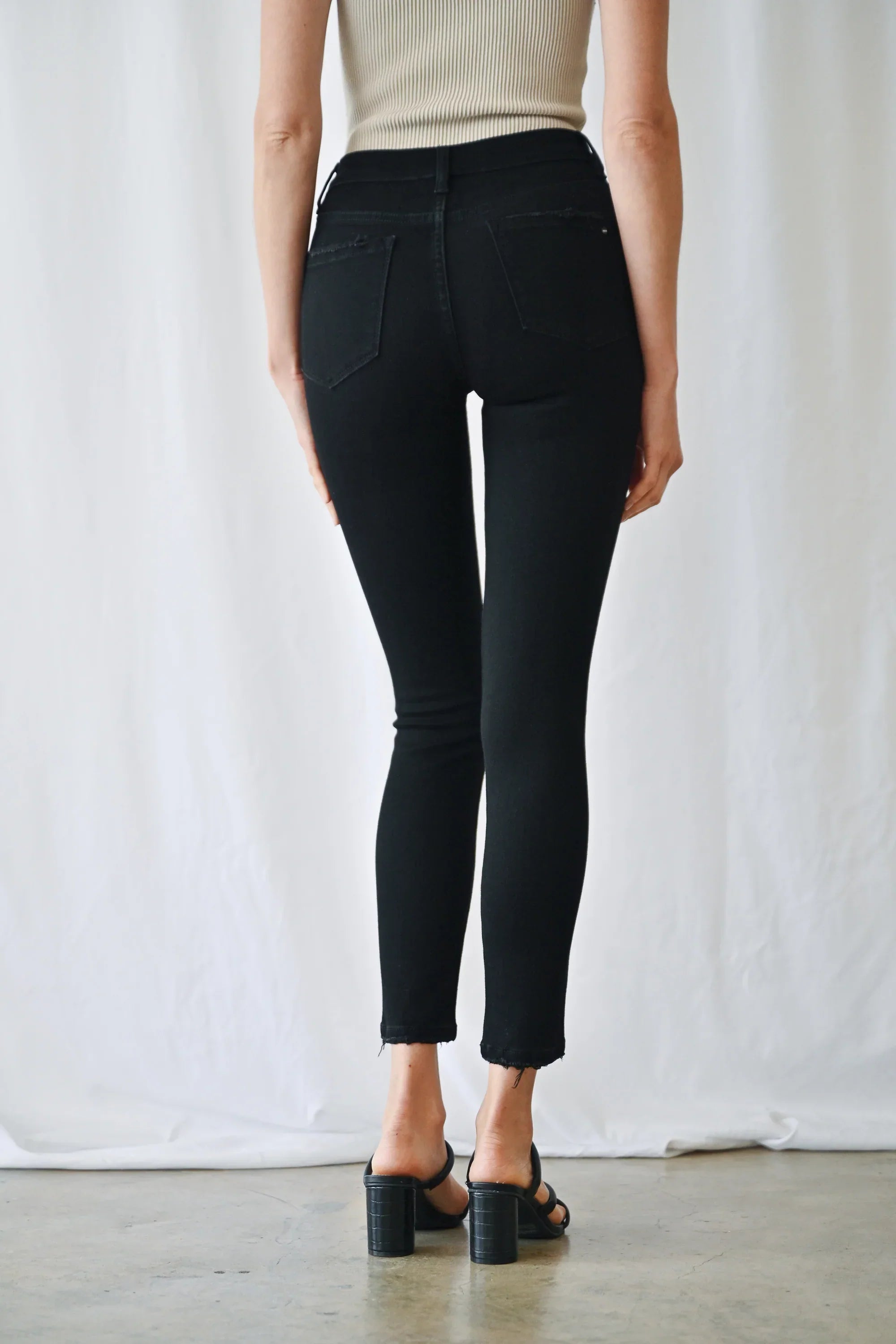 26SS Black  Skinny Leg Ankle Jeans