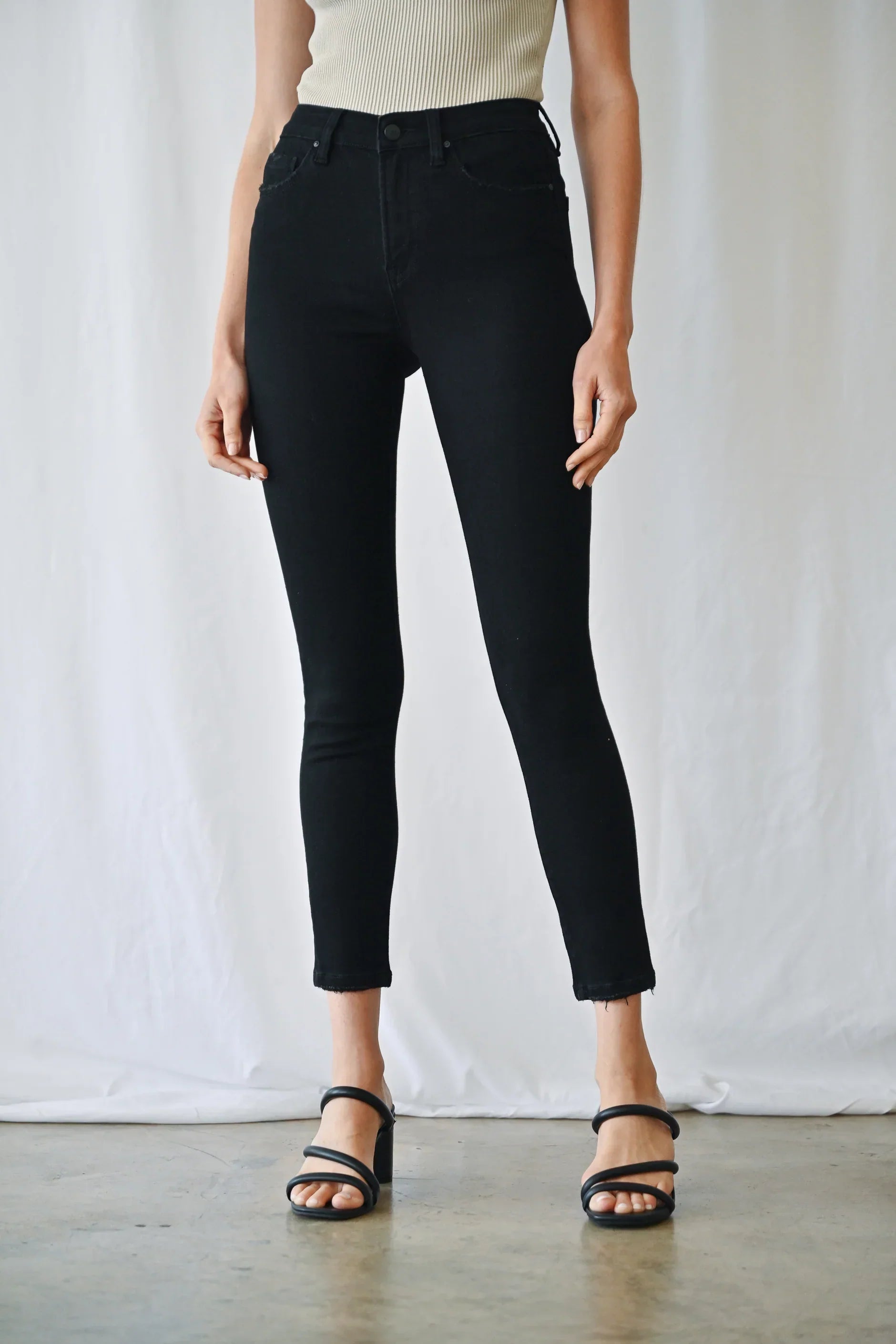 26SS Black  Skinny Leg Ankle Jeans