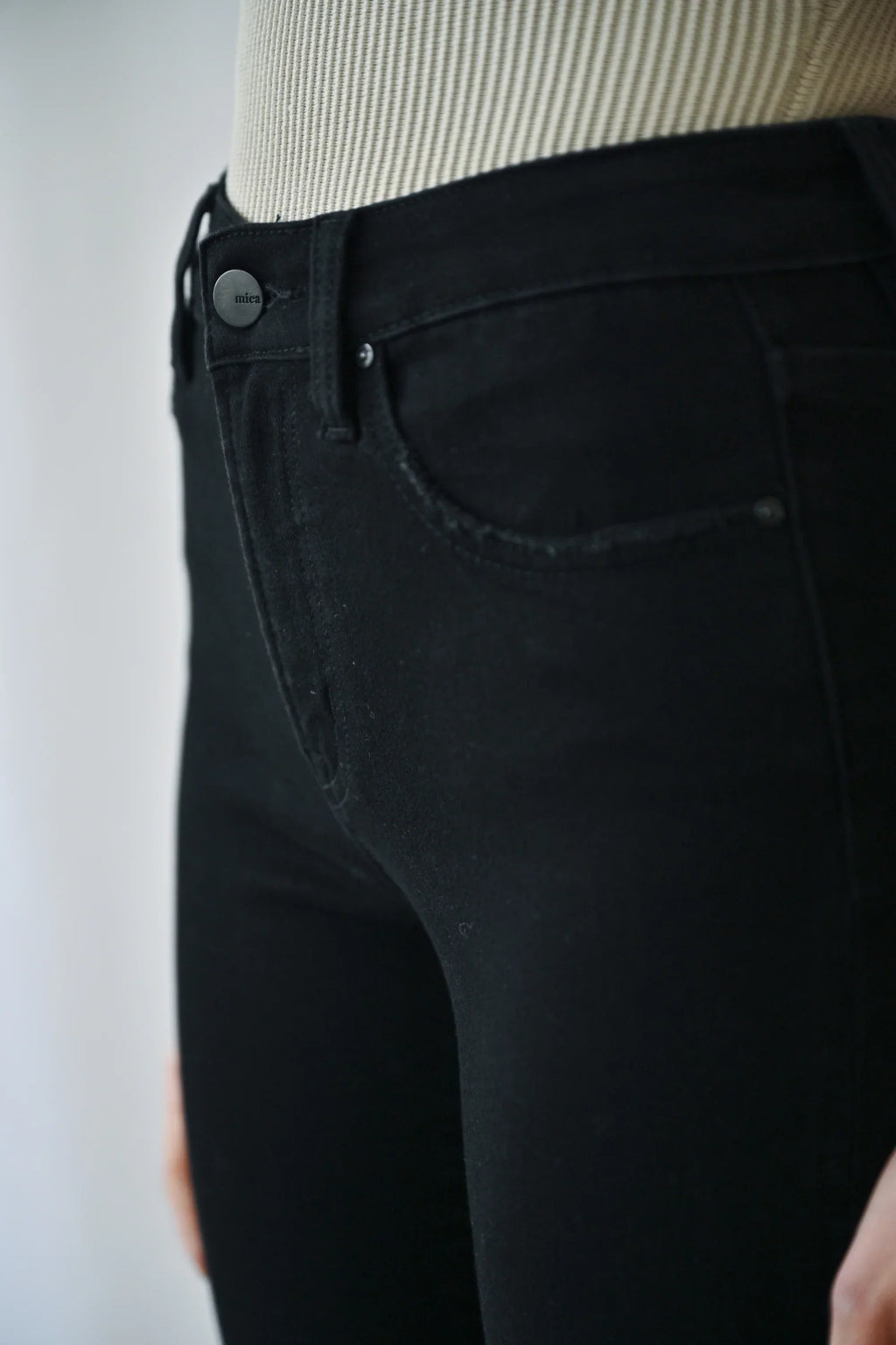 26SS Black  Skinny Leg Ankle Jeans