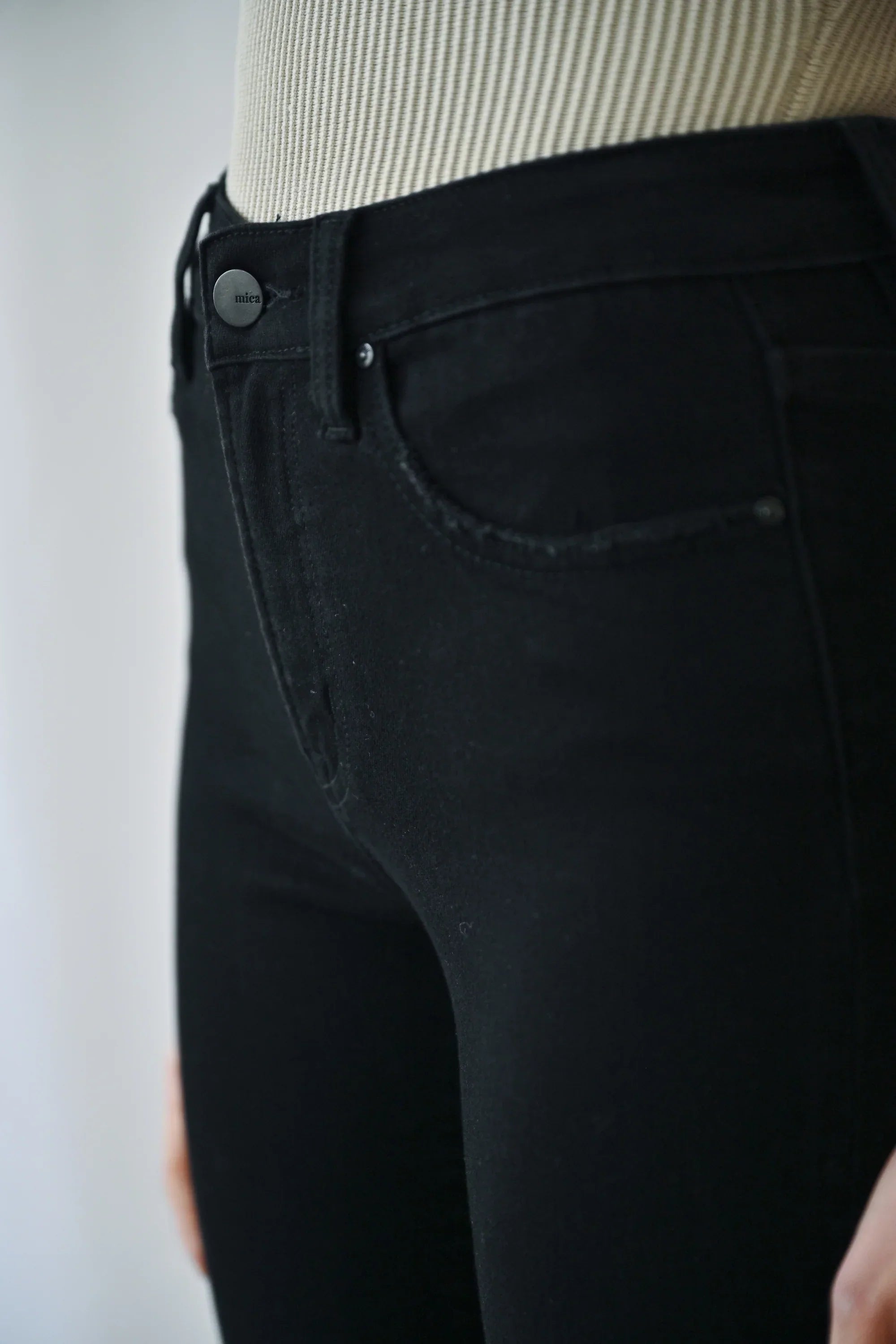 26SS Black  Skinny Leg Ankle Jeans